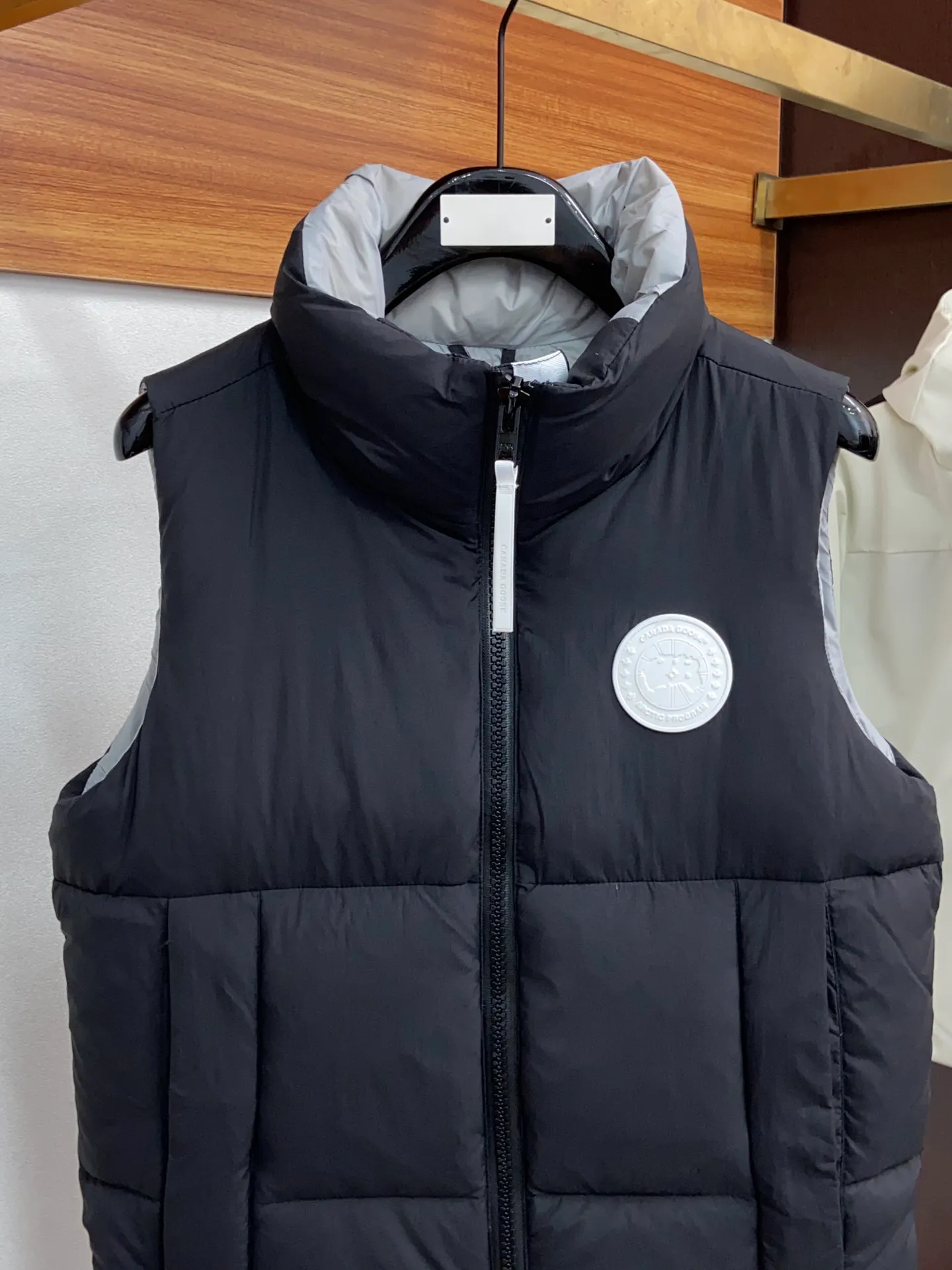 P480 capsule vest original version #𝘾𝘼𝙉𝘼𝘿𝘼 𝙂𝙊𝙊𝙎𝙀/𝙅𝙪𝙣𝙘𝙩𝙞𝙤𝙣 TOP version restore ZP up to 98%‼ ️ CANADA GOOSE/Canada Goose Pastels Pastel Series Everett White Label Vest This versatile Everett vest is a lightweight layering item suitable for wearing in all seasons. It is trimmed in all white and equipped with D-rings for hanging gloves or other daily items when outside. It is ideal for travel and unpredictable weather conditions. The pocket openings and cuff edges are reinforced with CORDURA fabric for durability. The reflective stripes on the back of the collar improve visibility in dim environments, making it the first choice for travel. Size: XS S M L XL XXL Color: Black Melt Water Blue Soft Pink Moonlight Lime